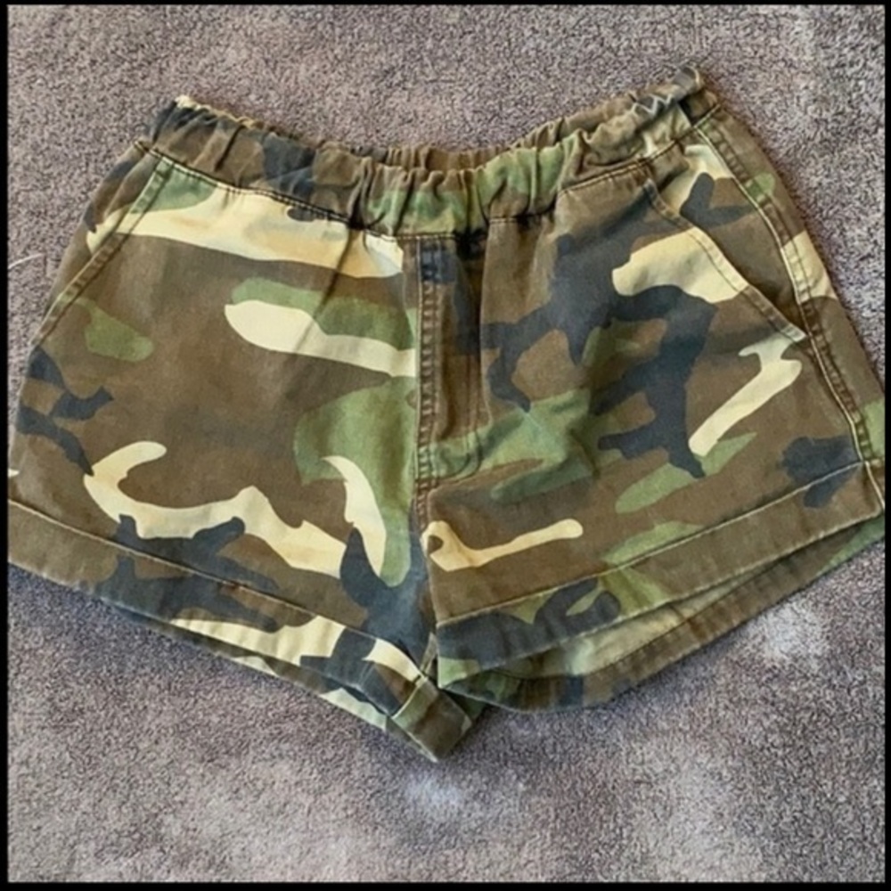 RETRO CAMOUFLAGE SHORTS